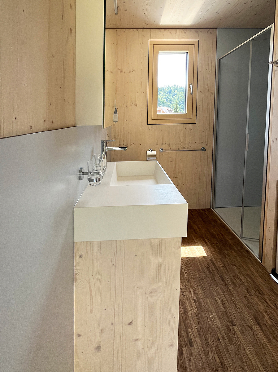 Das Badezimmer der Minihäuser hat ein Lavabo mit Unterschrank, WC, Dusche und ein Abstellraum. 