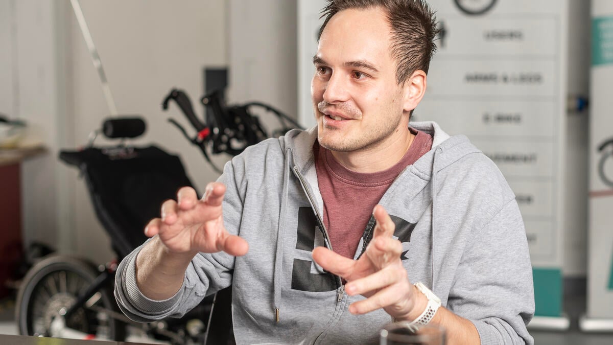Am liebsten arbeitet Simon Zaugg im Team .